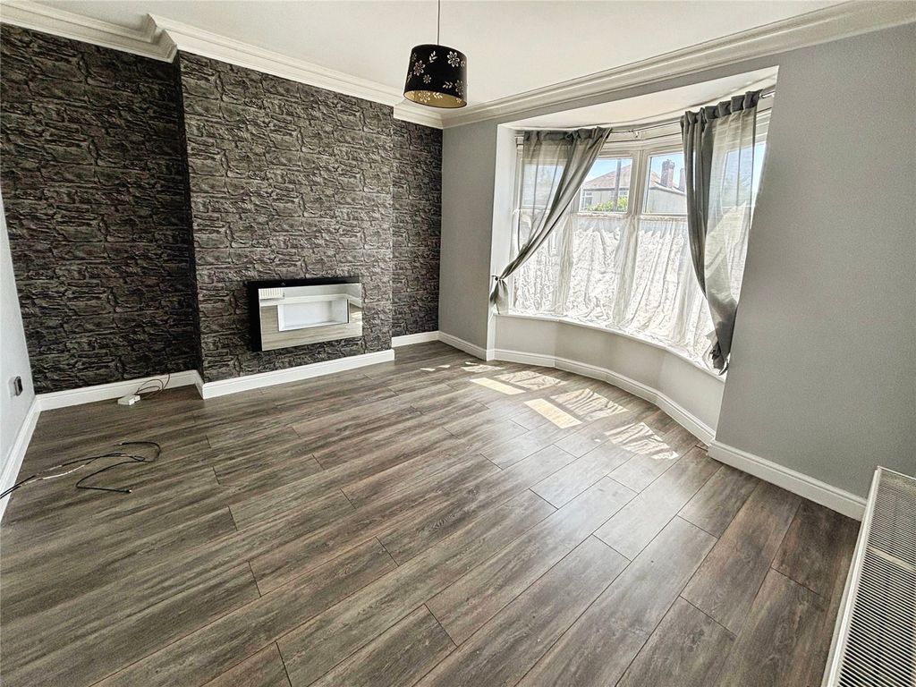 Property photo 2 of 16 Lounge