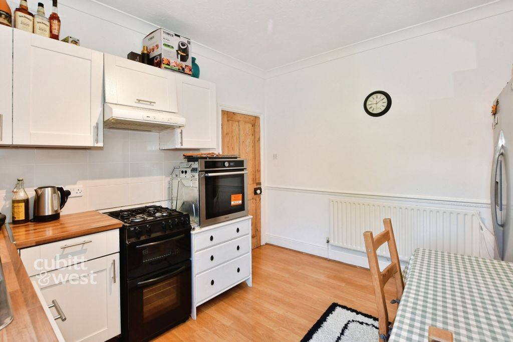 Property photo 2 of 11 51B Gordon Avenue...