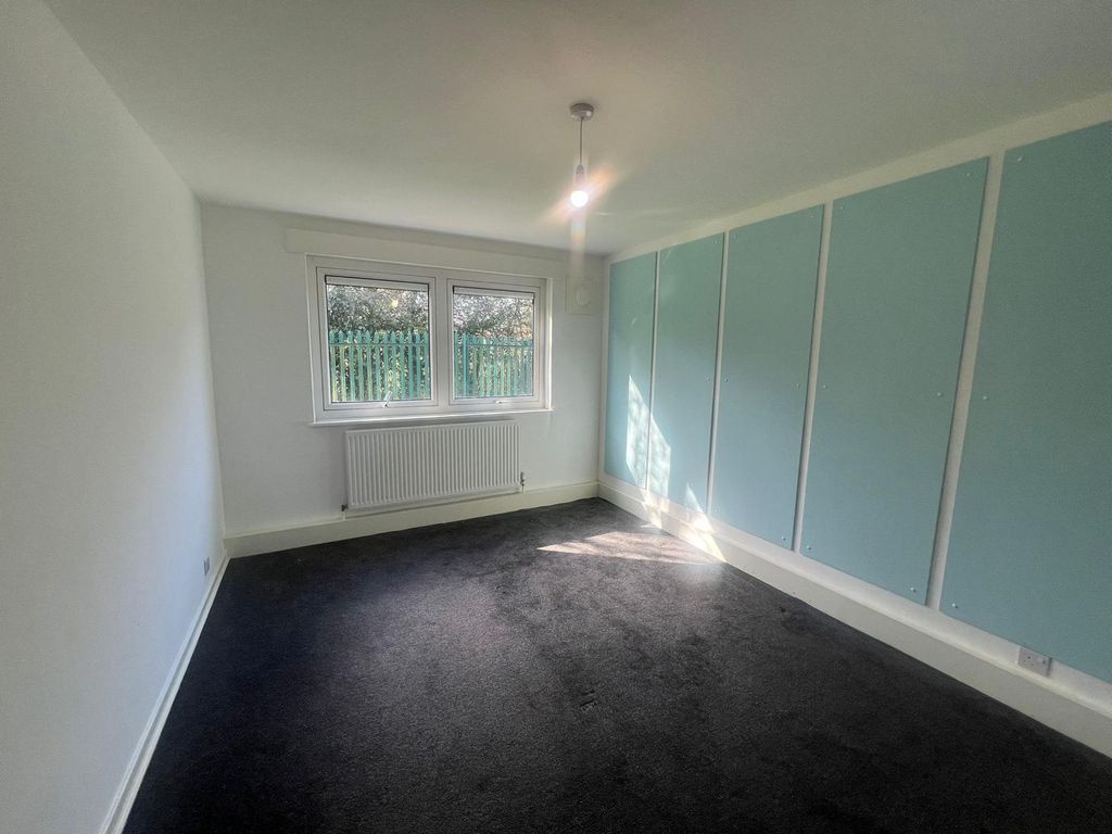 Property photo 1 of 12 Spacious Two-Bedroom Ground Floor Apartment With Communal Garden