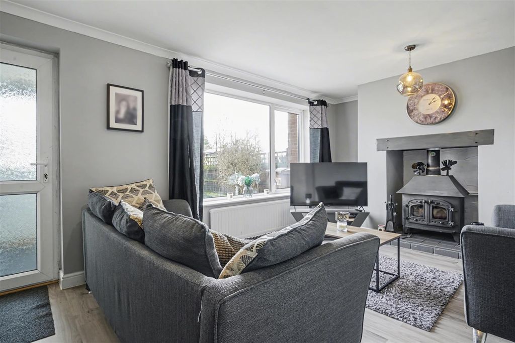 Property photo 2 of 16 Lounge