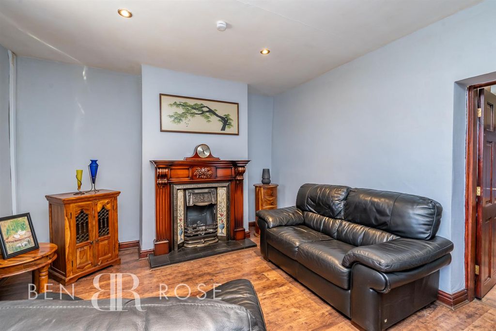 Property photo 2 of 17 Lounge