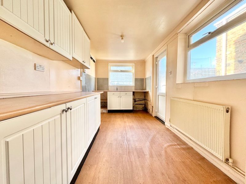 Property photo 2 of 11 Kitchen
