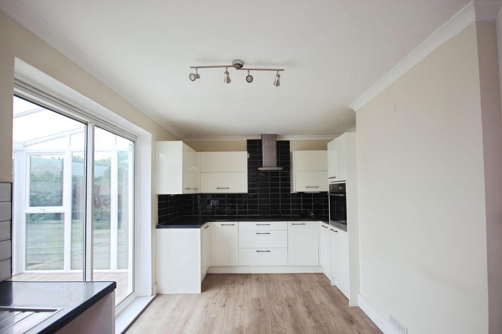 Property photo 3 of 12 Kitchen