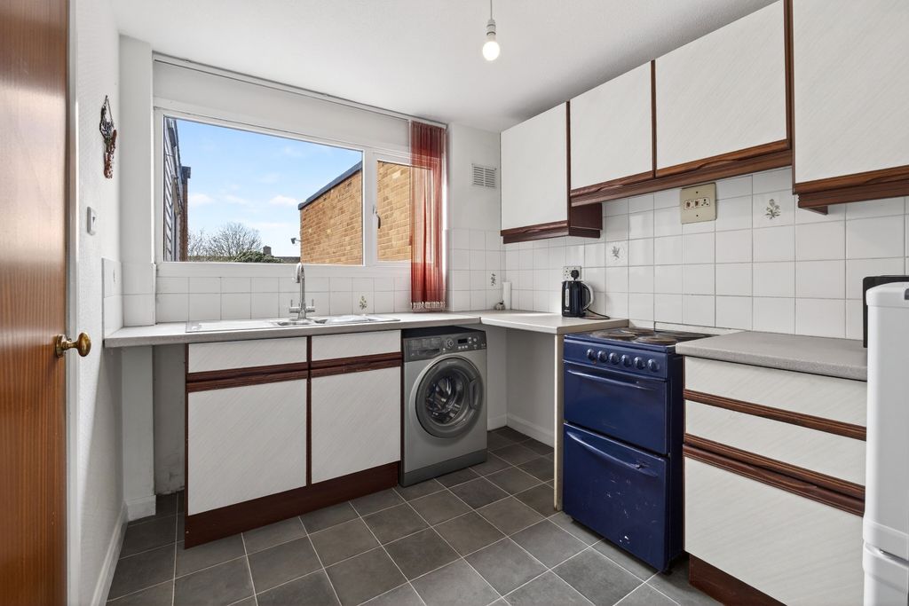Property photo 3 of 10 Kitchen
