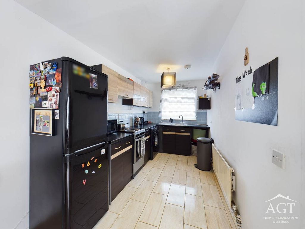 Property photo 2 of 10 Kitchen