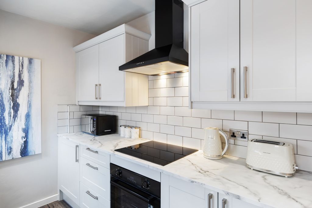 Property photo 3 of 16 Kitchen 1-1