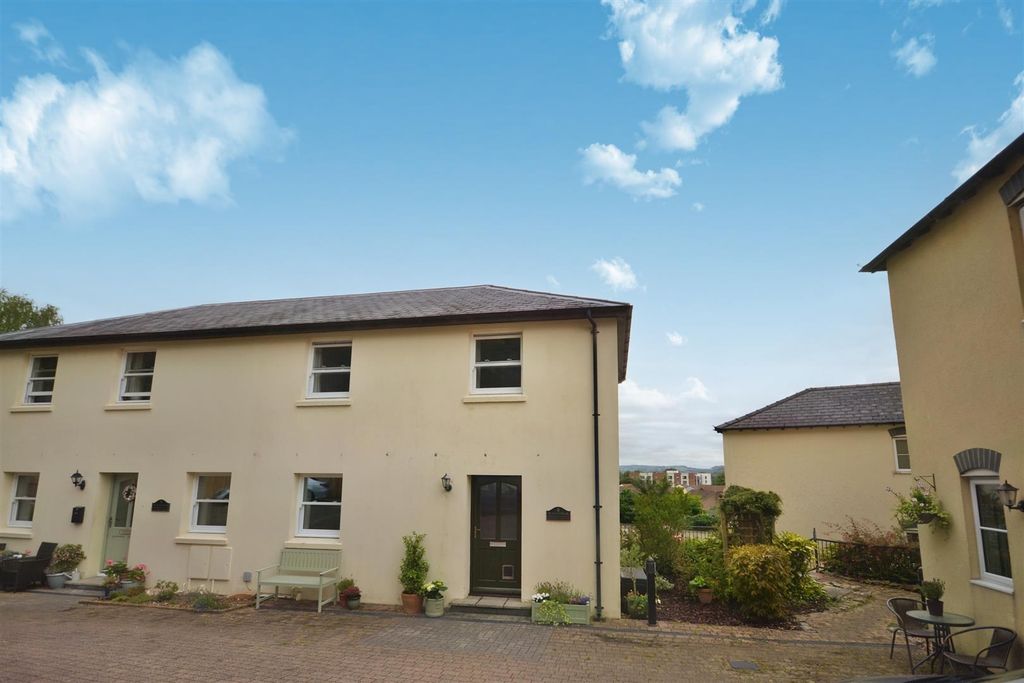 Property photo 1 of 18 8 Ystrad