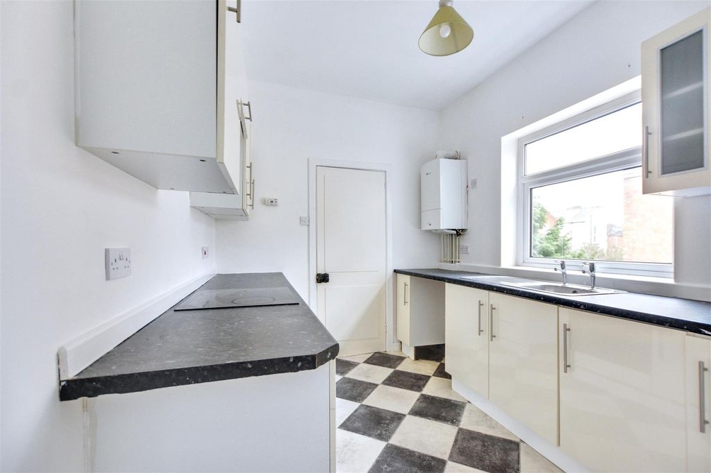 Property photo 3 of 10 Kitchen