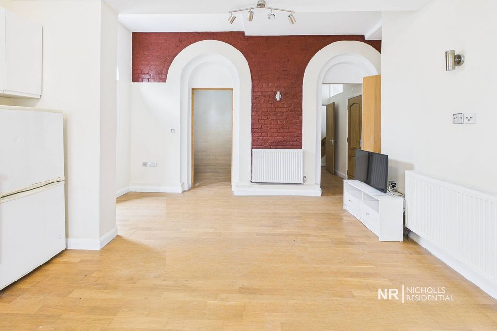 Property photo 3 of 11 Lounge