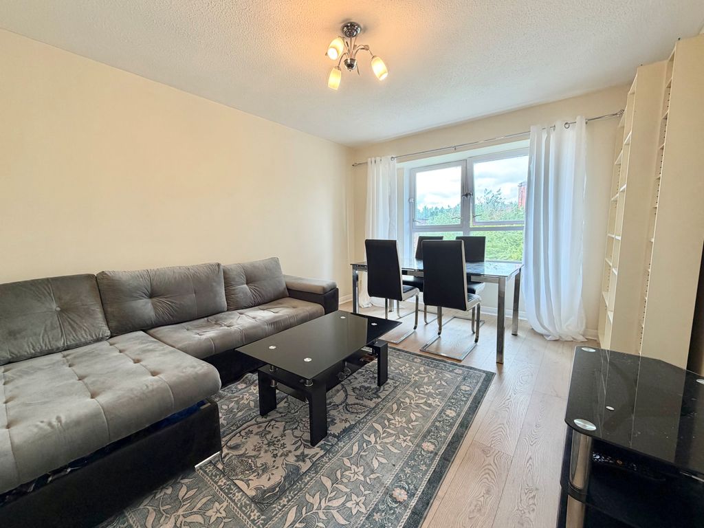 Property photo 2 of 6 Lounge