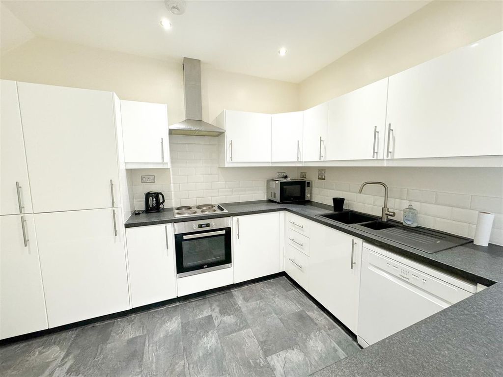 Property photo 1 of 7 Kitchen