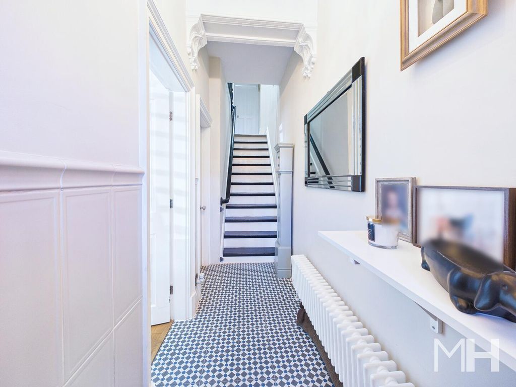 Property photo 2 of 19 Hallway