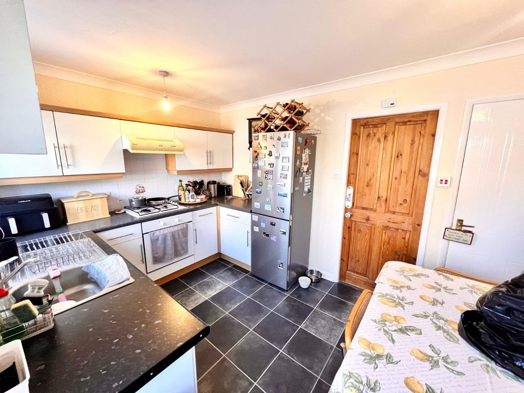 Property photo 3 of 7 Kitchen