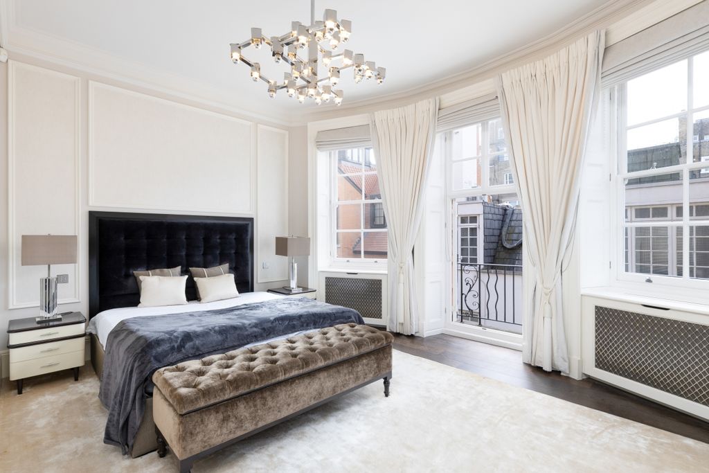 Property photo 3 of 9 Cadogan Square