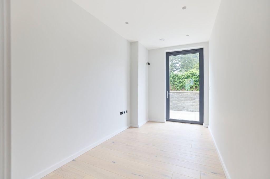 Property photo 2 of 8 Picture No. 01