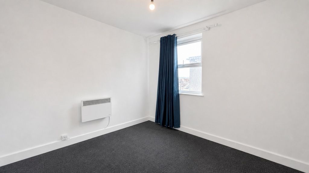 Property photo 3 of 4 Bright, Clean Bedroom With Modern Grey Carpets...