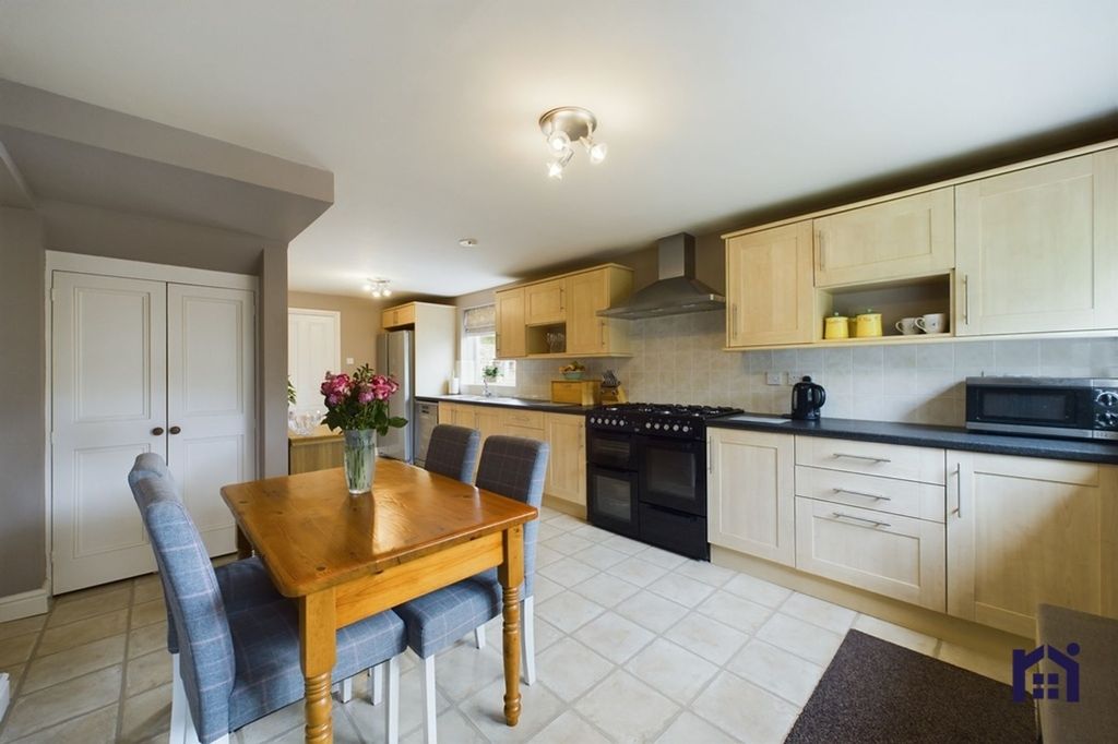 Property photo 3 of 25 Dining Kitchen