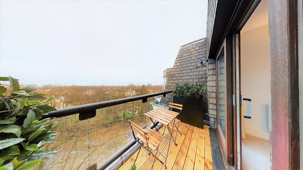 Property photo 1 of 24 Strathmore Ct 4B (18).Jpg