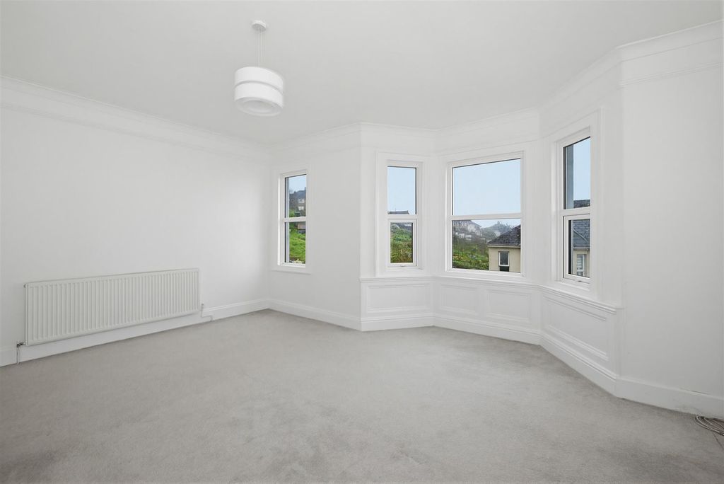 Property photo 2 of 11 Lounge