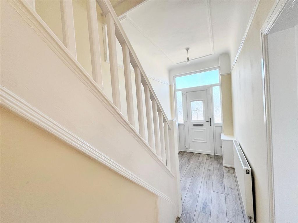 Property photo 2 of 11 Entrance Hall