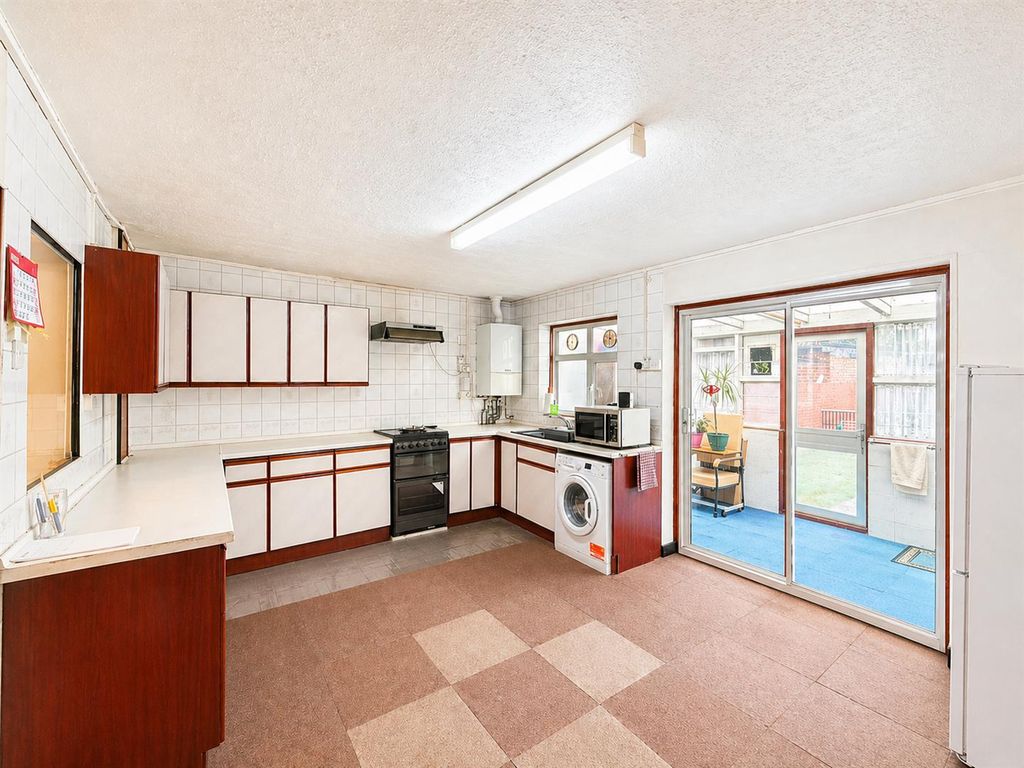 Property photo 3 of 11 Kitchen