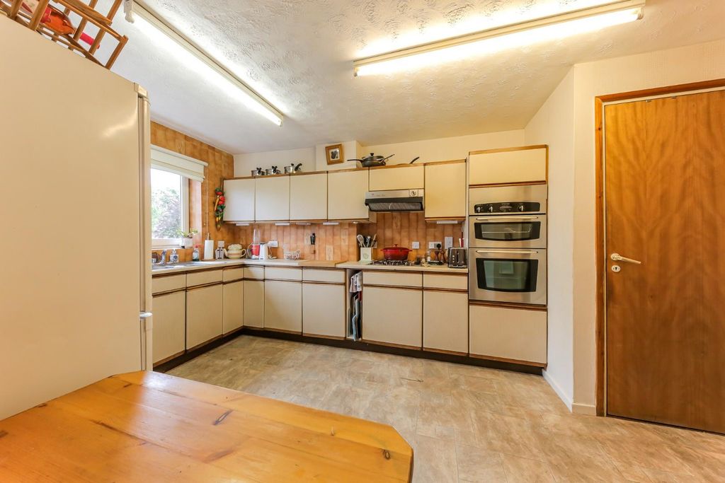 Property photo 3 of 19 Kitchen