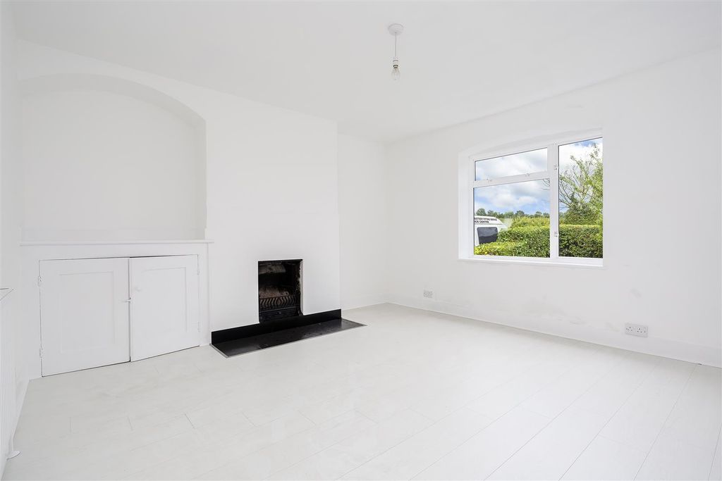 Property photo 3 of 13 House-Cottage-Tadworth-118.Jpg