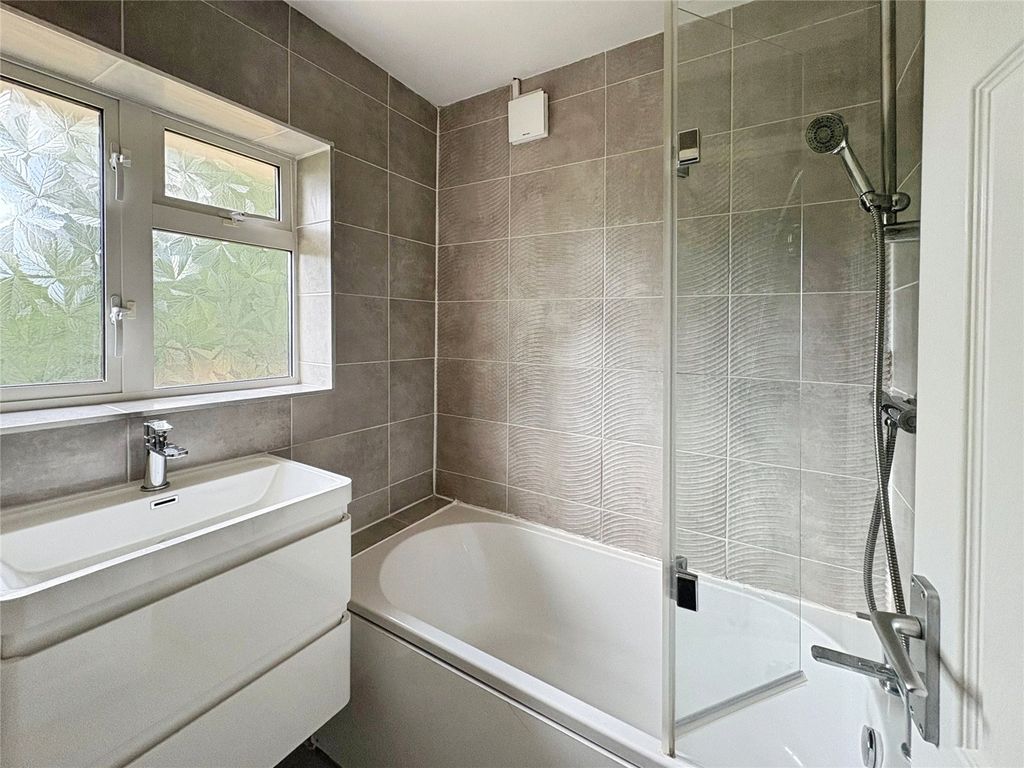 Property photo 2 of 9 Bathroom