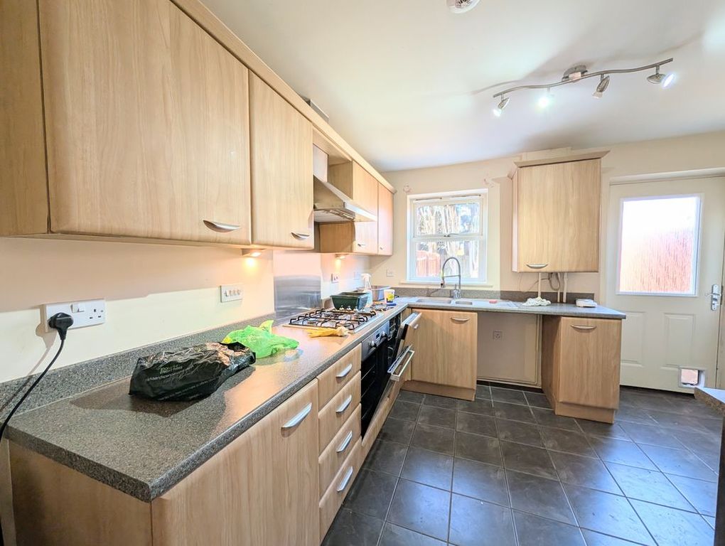 Property photo 3 of 12 Kitchen