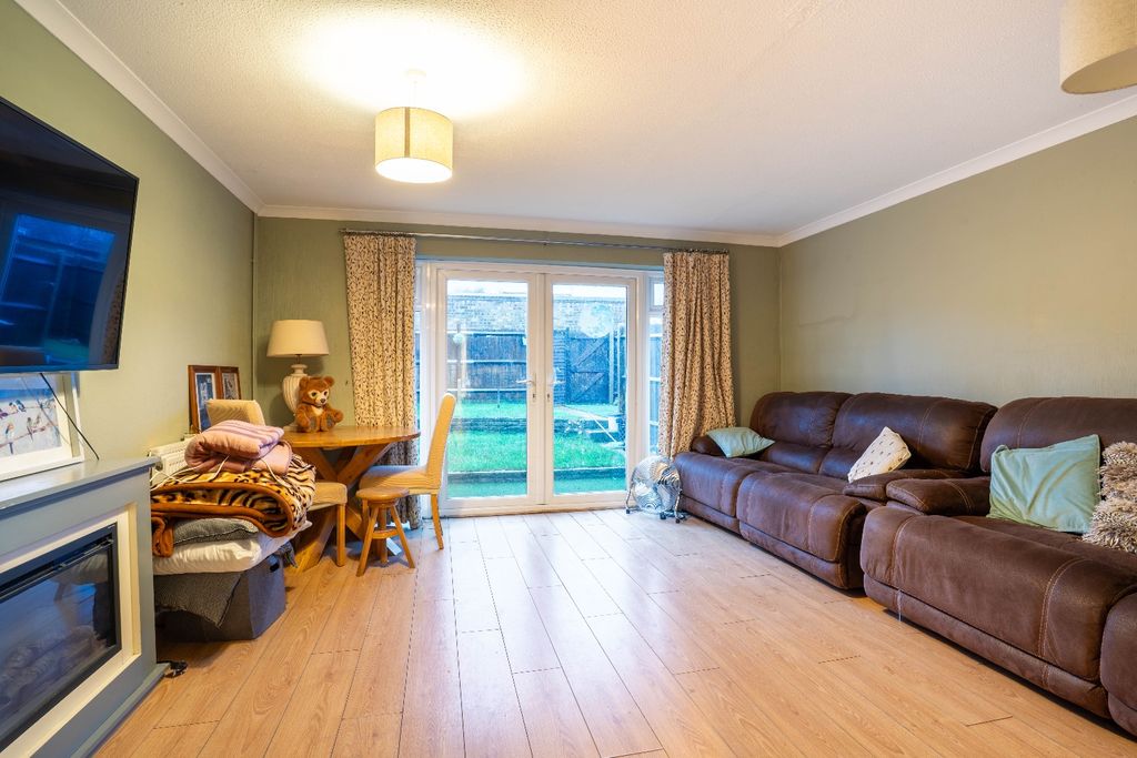 Property photo 2 of 11 4698374