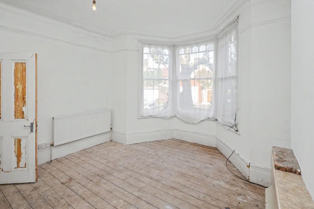 Property photo 2 of 19 15 Netherfield Road, London N12 8Dp