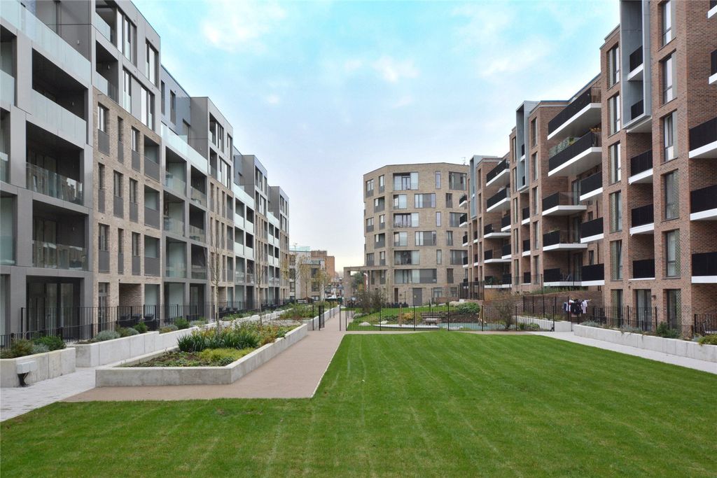 Property photo 3 of 9 Communal Gardens