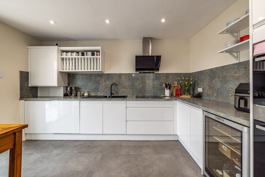 Property photo 3 of 28 Breakfasting Kitchen