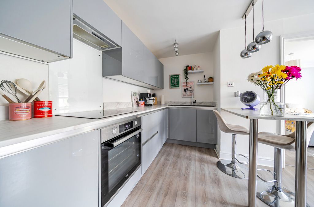 Property photo 3 of 11 18-6A6B2E473d508-...