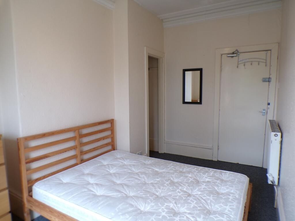 Property photo 2 of 9 Spacious Double Bedroom Featuring A Minimalist Des...