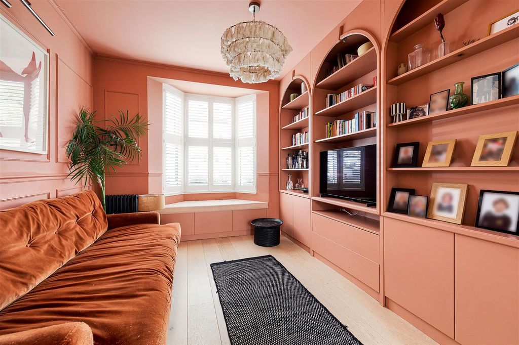 Property photo 2 of 49 Lynmouth Road, E17