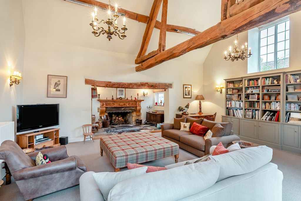Property photo 3 of 19 Highland Room