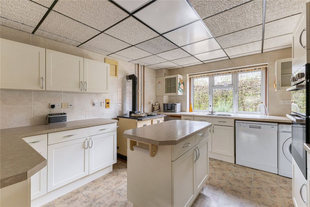 Property photo 3 of 10 Kitchen