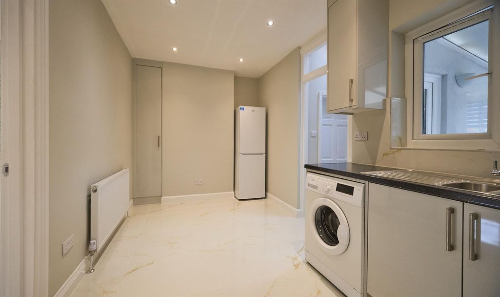 Property photo 3 of 9 Rugby Road Hinckley 8.Jpg