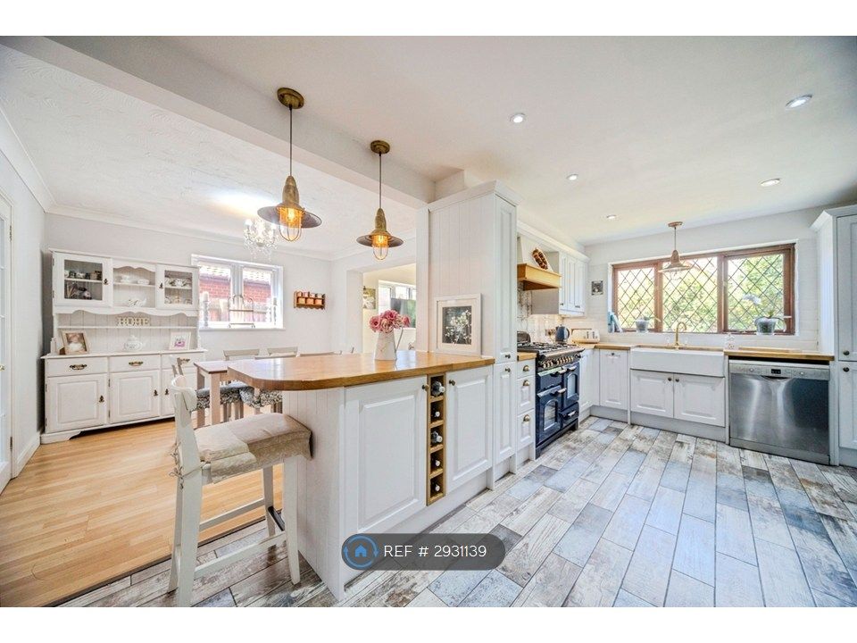 Property photo 2 of 21 Kitchen/Breakfast Bar