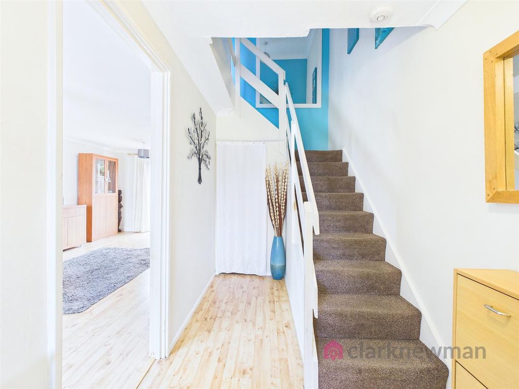 Property photo 2 of 14 Entrance Hall