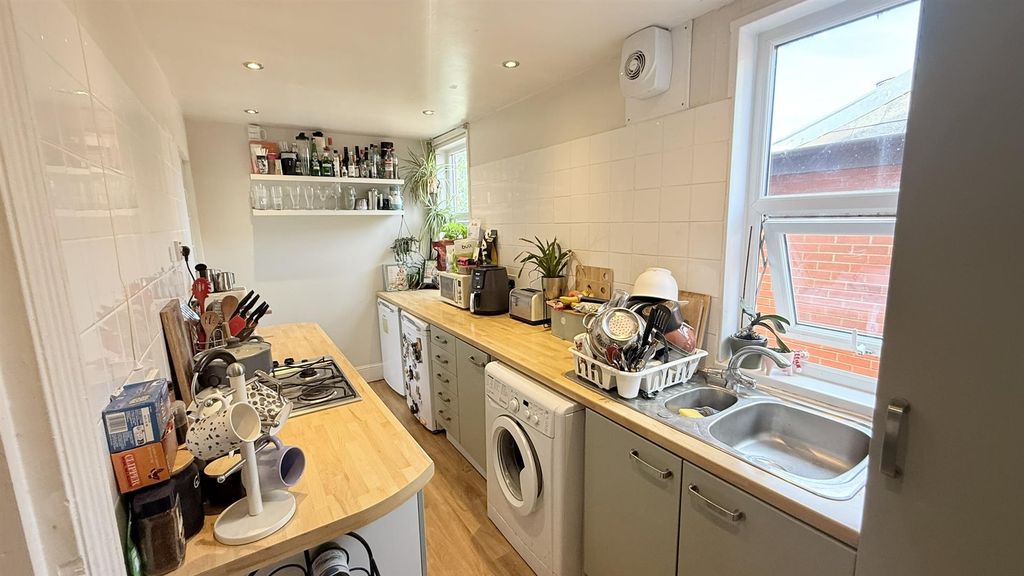 Property photo 3 of 17 Kitchen
