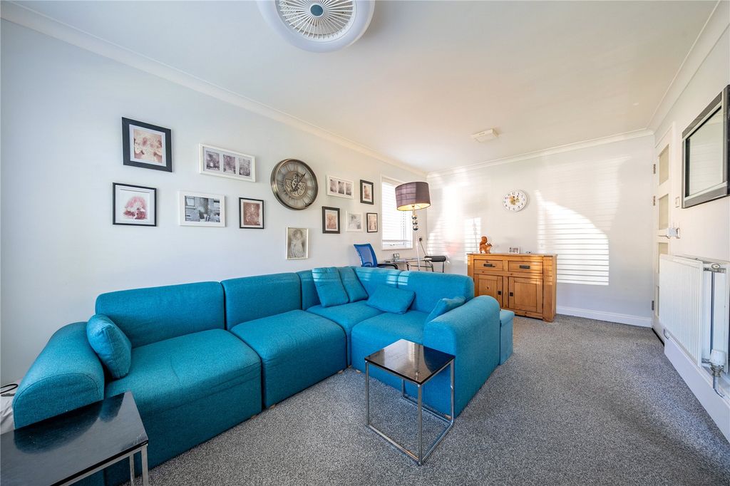 Property photo 1 of 11 Lounge