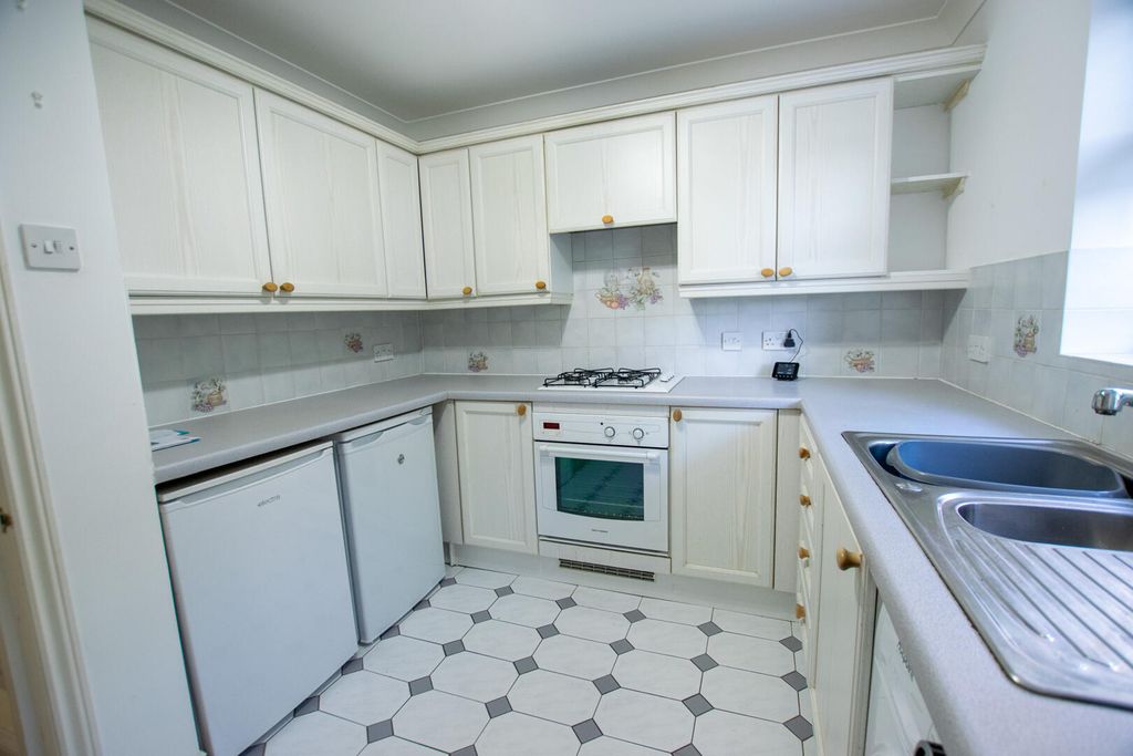 Property photo 3 of 7 Kitchen