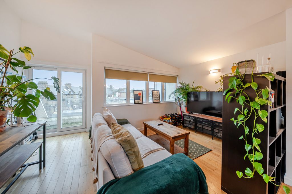 Property photo 3 of 16 Reception