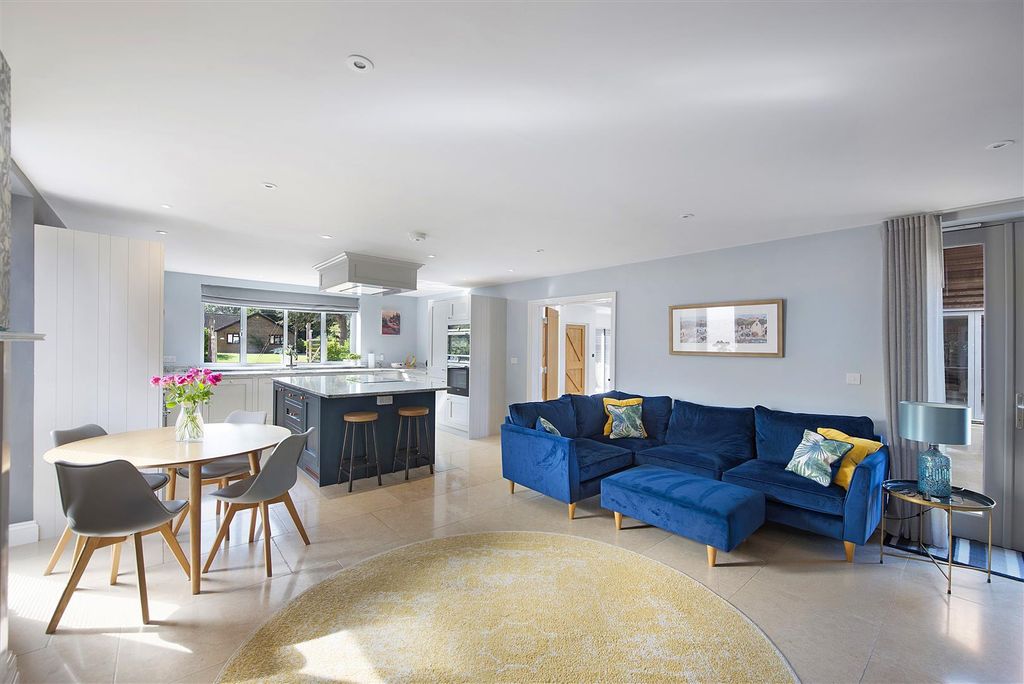 Property photo 3 of 37 Ashfield House Ph25.Jpg