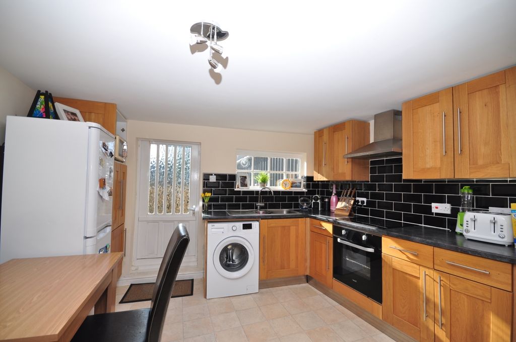 Property photo 2 of 6 Kitchen