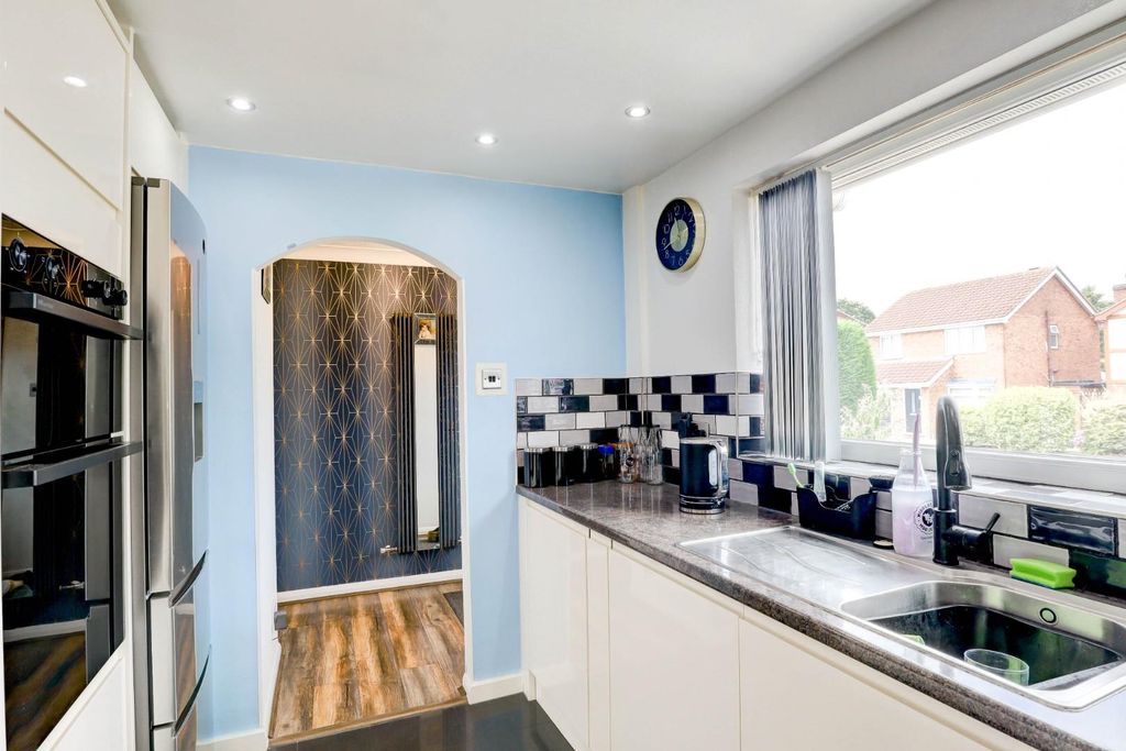 Property photo 3 of 14 Kitchen