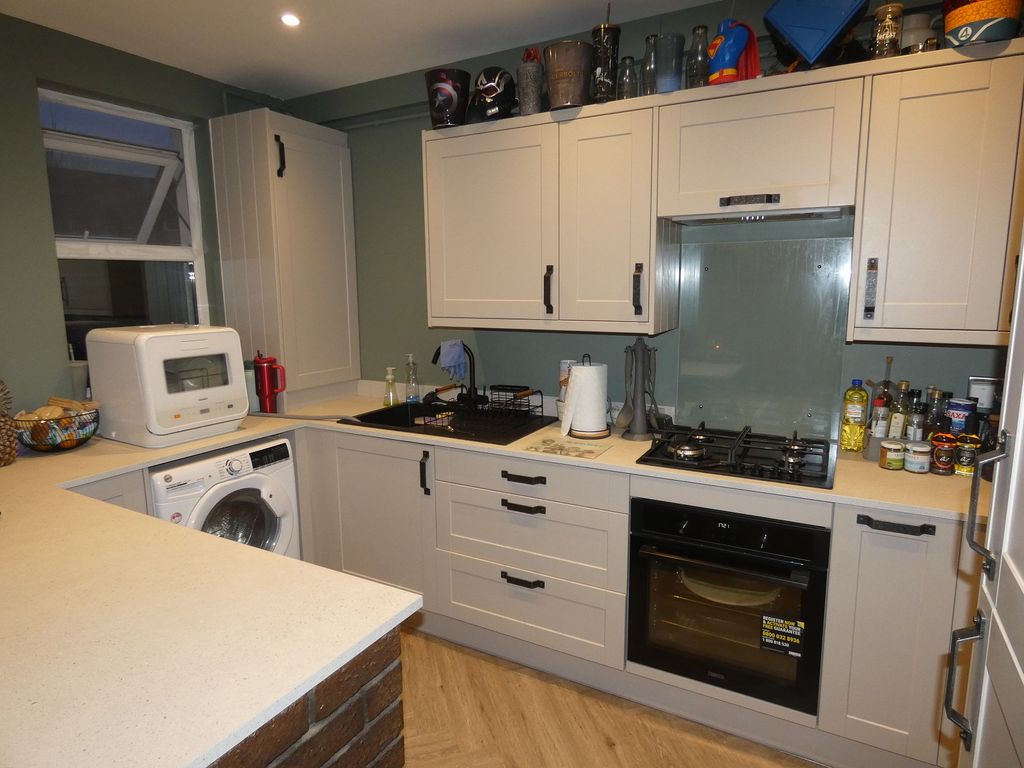 Property photo 3 of 9 Kitchen