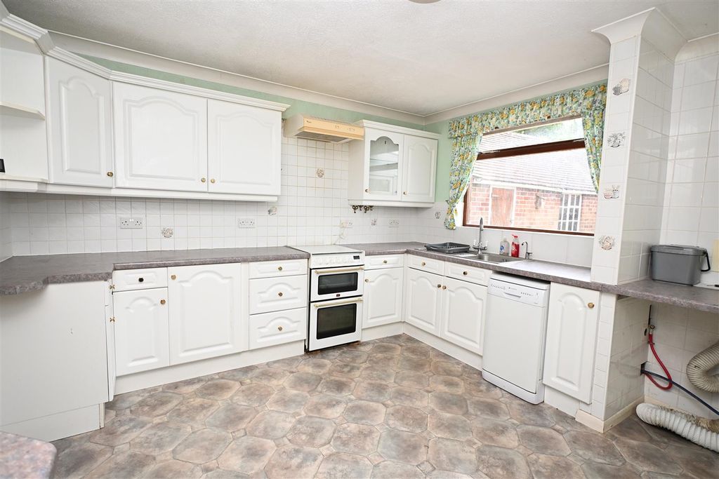 Property photo 3 of 32 Kitchen